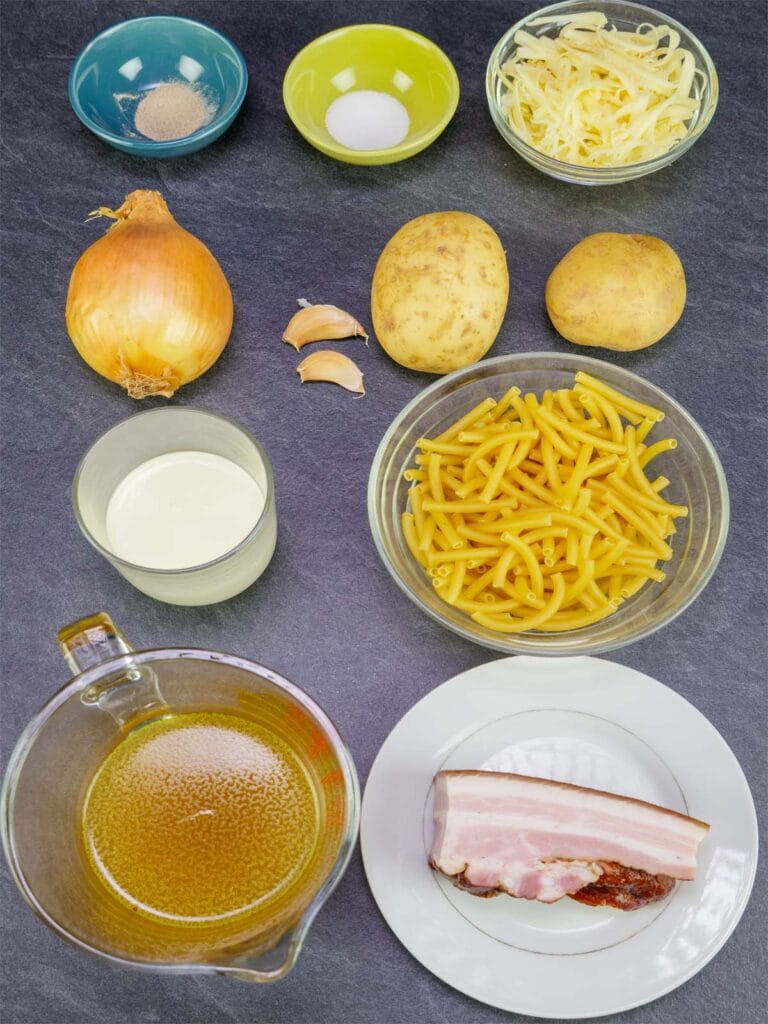 Älplermagronen (Swiss Alpine Macaroni and Cheese)