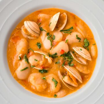 Spanish Bean Soup with Clam (Alubias Blancas con Almejas)